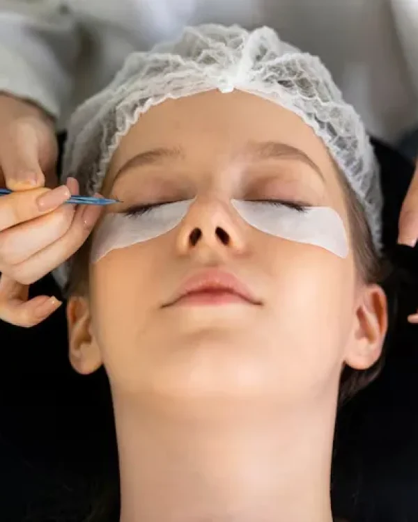 beauty therapist performing natural lash lift and brow lamination